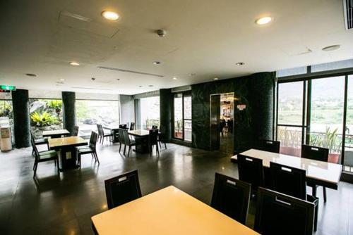 Boutique Hot Spring Resort Boutique Hot Spring Resort is conveniently located in the popular Xindian District area. The property features a wide range of facilities to make your stay a pleasant experience. 24-hour front desk, W