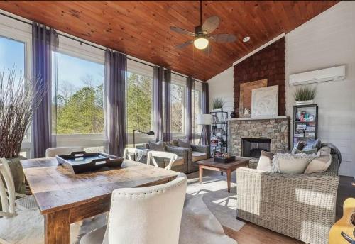 Bear Creek Luxury Estate in Jasper, USA