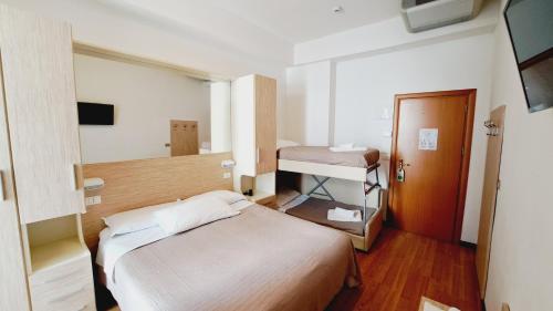 Classic Quadruple Room image 3