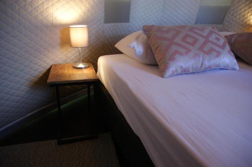 Wellness Tentlodge Patrijs met bad en sauna en privesanitair