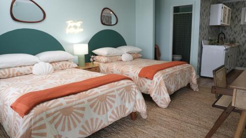 2 double beds