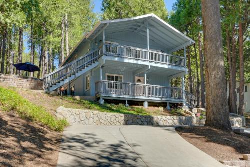 . 12 Mi to Apple Hill: Family-Friendly Cabin Retreat