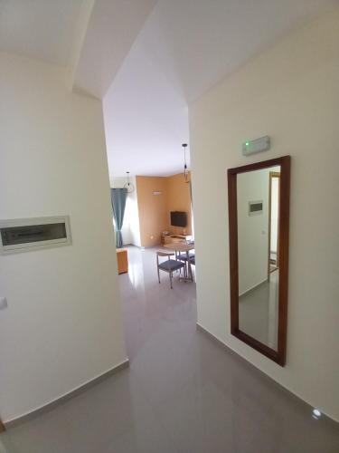 Shared lounge/TV area, Nifa House in Espargos