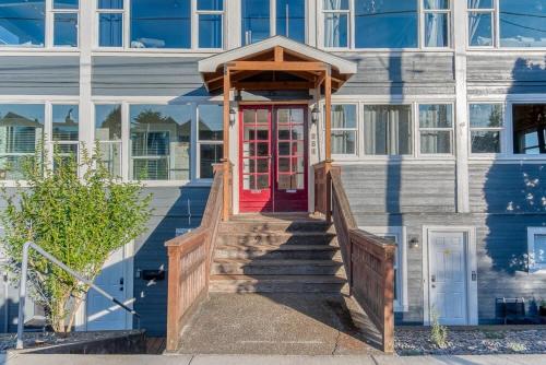 #StayinMyDistrict Heritage House Pet Friendly Apartment in 庫斯灣(OR)