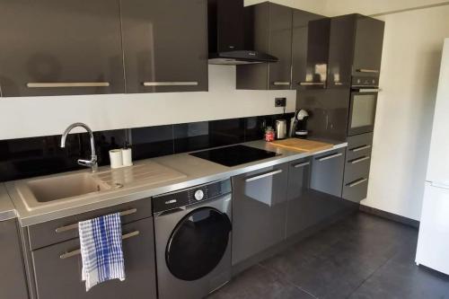 Spacieux 2 pieces avec terrasse, clim et parking in Laval