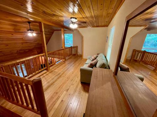 Lilly and Olivers Cabin in Black Mountain, USA