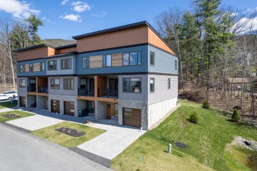 Lake George Luxe- Cozy Winter Getaway in Lake George, USA