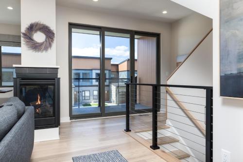 Lake George Luxe- Cozy Winter Getaway in Lake George, USA