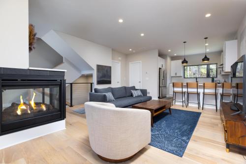 Lake George Luxe- Cozy Winter Getaway in Lake George, USA