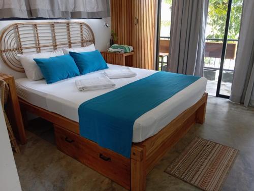 Deluxe Double Room with Balcony and Sea View image 2