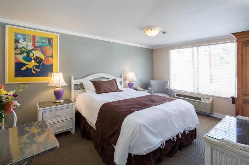 Exterior view of Glenmore Plaza Hotel