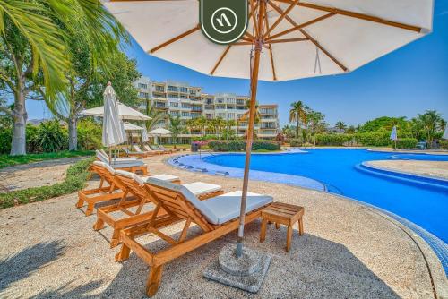 Oceanfront 3BR Condo with Beach Club - Pool in Cruz de Huanacaxtle, Mexico