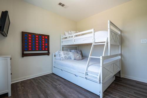 Deep Blue Yonder - Ping-pong! Bikes! Games! Cute and cozy 3-bed, 2-bath home in the heart of Crystal Beach! in Crystal Beach, USA