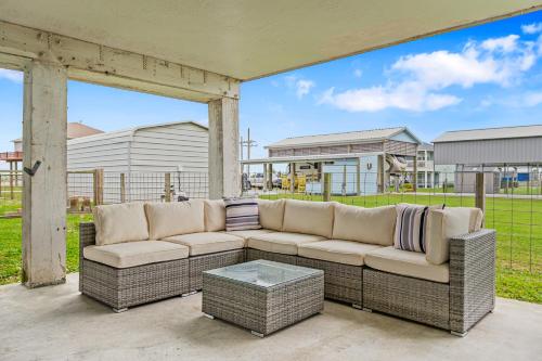 Deep Blue Yonder - Ping-pong! Bikes! Games! Cute and cozy 3-bed, 2-bath home in the heart of Crystal Beach! in Crystal Beach, USA