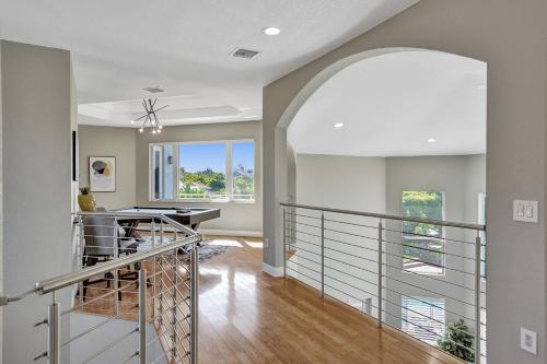 Luxury 8-BR with Pool, Basketball & Volleyball Luxury 8-BR with Pool, Basketball & Volleyball