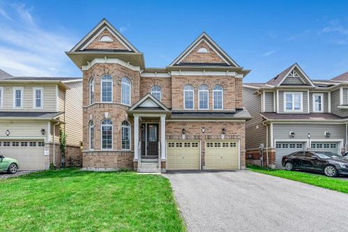 Glamorous Mansion by Falls with Charcoal BBQ, Thorold