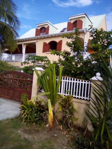 Exterior view, Studio charmant au Moule avec jardin de 35 m² et barbecue in Le Moule