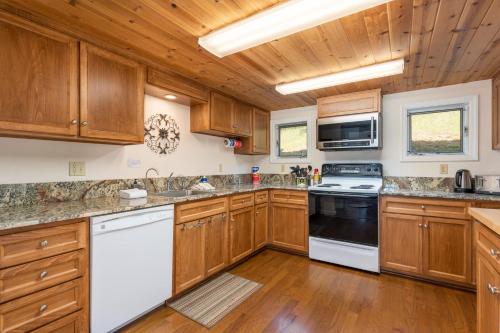 Selah Cabin -Pet Friendly -BBQ -Level 2 EV Charger