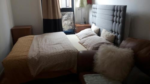 Quiet spacious two bedroom apartment with host in the property