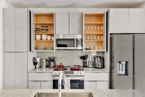 Upscale 3 Bed 3 Bath Condo Prime Location by FLL Airport in Fort Lauderdale, USA
