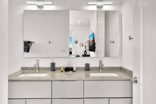 Upscale 3 Bed 3 Bath Condo Prime Location by FLL Airport in Fort Lauderdale, USA