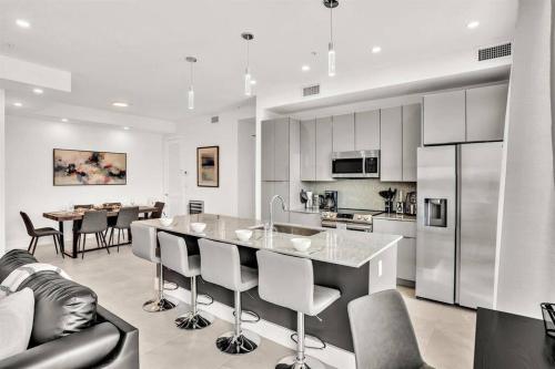 Upscale 3 Bed 3 Bath Condo Prime Location by FLL Airport in Fort Lauderdale, USA