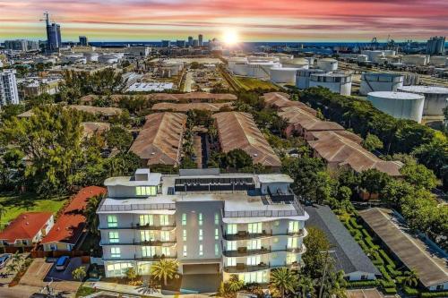 Upscale 3 Bed 3 Bath Condo Prime Location by FLL Airport in Fort Lauderdale, USA