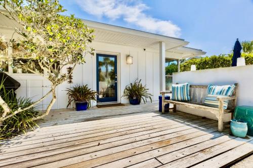 The Spacious Beach House within 5-minutes walk to Ponte Vedra Beach, close Mayo Clinic, and TPC Sawgrass in Ponte Vedra Beach, USA