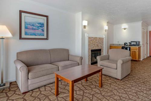 Best Western Salinas Monterey Hotel Room Type - Large King Room with Living Area and Balcony - Non-Smoking