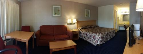 Western Inn Lakewood - image 2