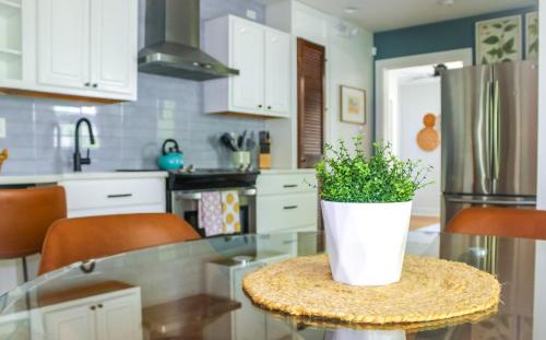 Luxurious Bohemian Bungalow in Lincolnville - Mins from Downtown! in Other