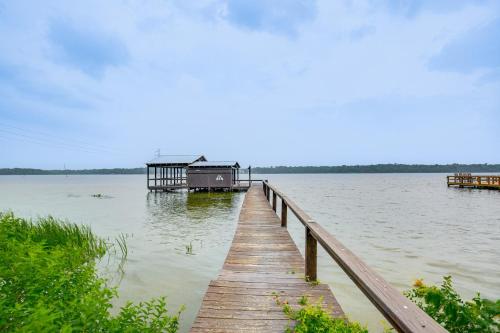 Waterfront Yantis Retreat with Deck and Zipline! in Yantis, USA