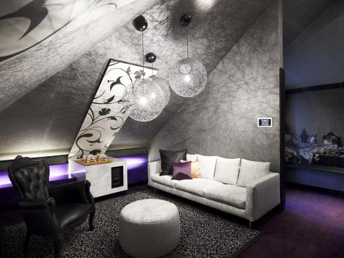 Opera Suite with King Bed - Corner Suite