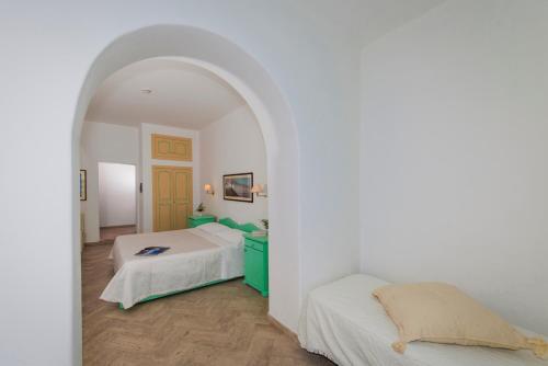 1 queen bed, 2 twin beds