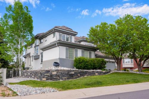 Cozy Winter Escape Scenic View, Luxury, Pool Tabl in Aurora, USA