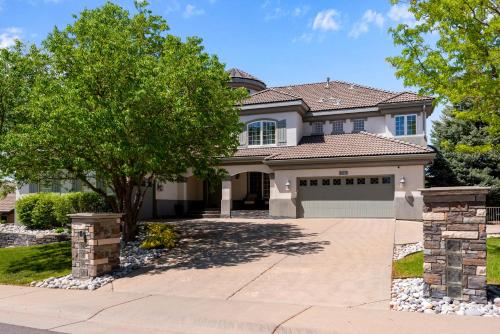 Cozy Winter Escape Scenic View, Luxury, Pool Tabl in Aurora, USA