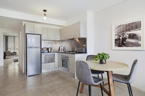 Central 1-Bedroom Apartment with City Views - image 11