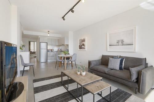 Central 1-Bedroom Apartment with City Views - image 3
