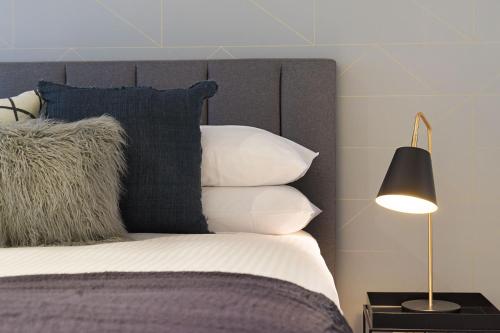 Central 1-Bedroom Apartment with City Views - image 11