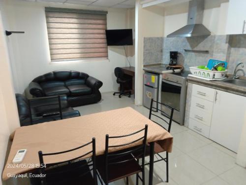 Kitchen, Departamento entero de 3 dormitorios en urbanizacion privada con garaje y seguridad 24h in La Aurora