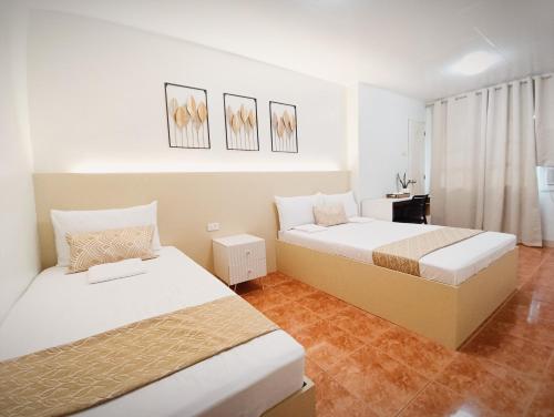 1 double bed, 1 twin bed