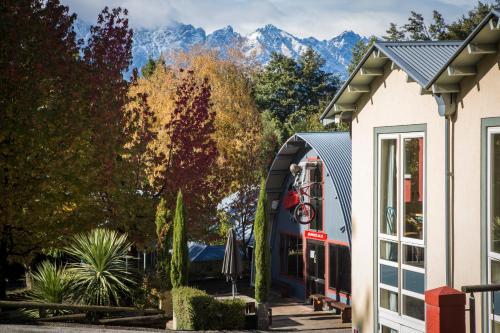 Garden, Pinewood Queenstown in Queenstown