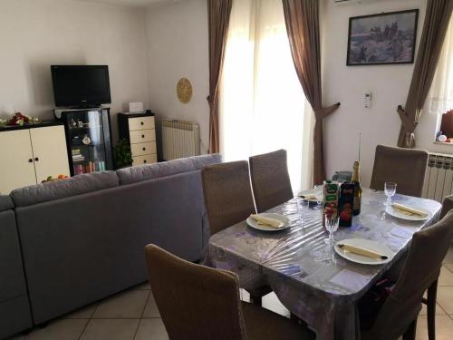 Three-Bedroom Apartment with Balcony image 2