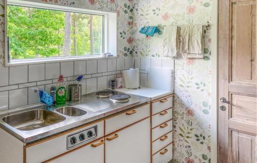 virtuve, Cozy Home In Sollebrunn With Sauna in Sollebrunn