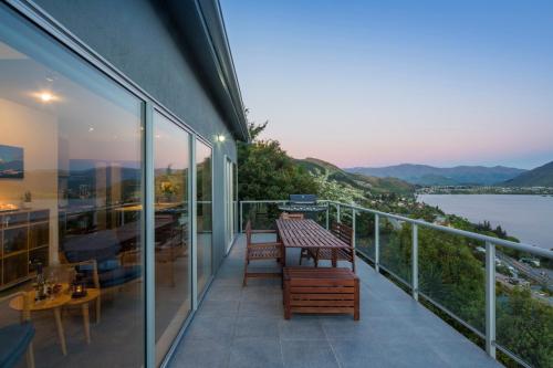 Remarkable Lookout - spacious 4 bedroom holiday home - image 2