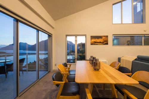 Remarkable Lookout - spacious 4 bedroom holiday home - image 7
