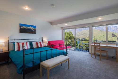 Remarkable Lookout - spacious 4 bedroom holiday home - image 12