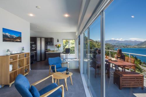 Remarkable Lookout - spacious 4 bedroom holiday home - main image