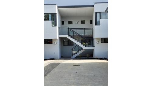 Bright Trendy 2bdrm Apt - Walk to River & Shops