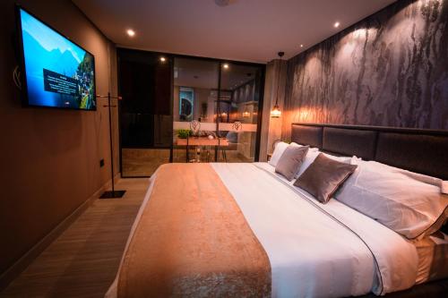 Junior Suite with Balcony image 3